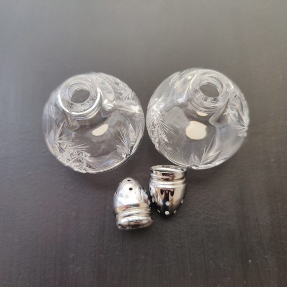 Vintage crystal Pinwheel salt and pepper shakers 🧂| made in western Germany - Picture 6 of 16